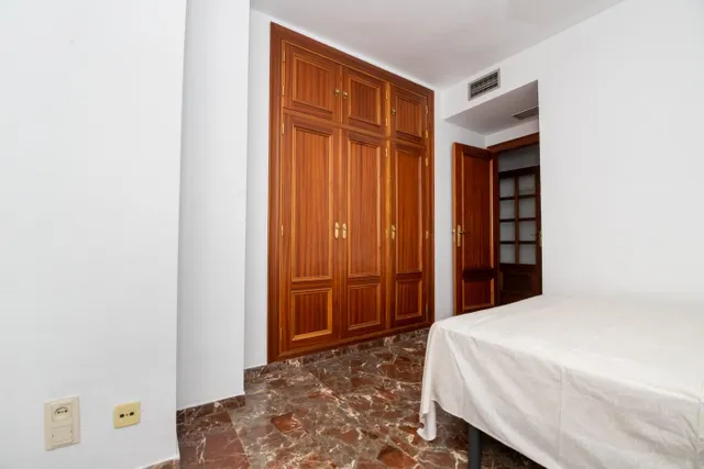 SE ALQUILA FANTÁSTICO PISO JUNTO A SAN JERÓNIMO — 18