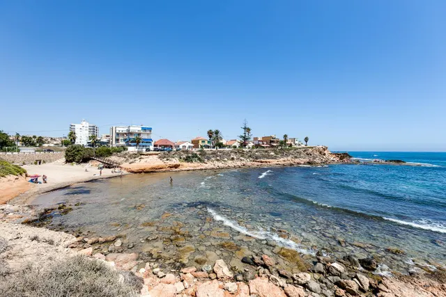 SE ALQUILA CHALET POR LARGO TIEMPO DE 3 DORMITORIOS Y 2 BAÑOS EN VILLA MARTIN (ORIHUELA COSTA) — 48