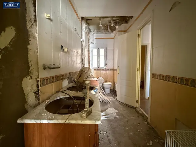 INMOBILIARIA ARBETETA VENDE EDIFICIO PARA REFORMAR EN PLENO CENTRO DE GUADALAJARA. — 24