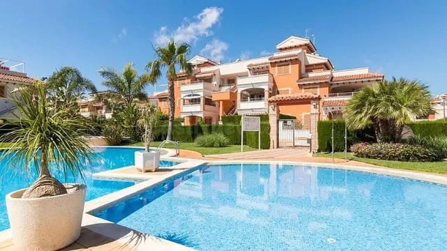 Bungalow en la Planta Alta con Solarium Privado y Vistas al  - foto 2