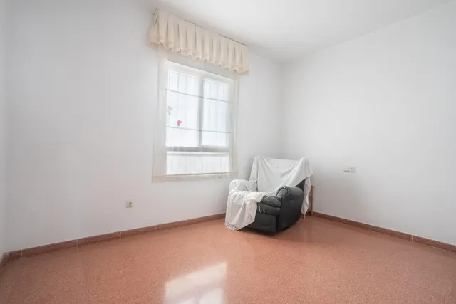 Almeria - cruz de caravaca: amplio triplex - 6 habitaciones + 3 baños + 1 aseo + garaje amplio + 2 salones + 2 cocinas + solarium — 43