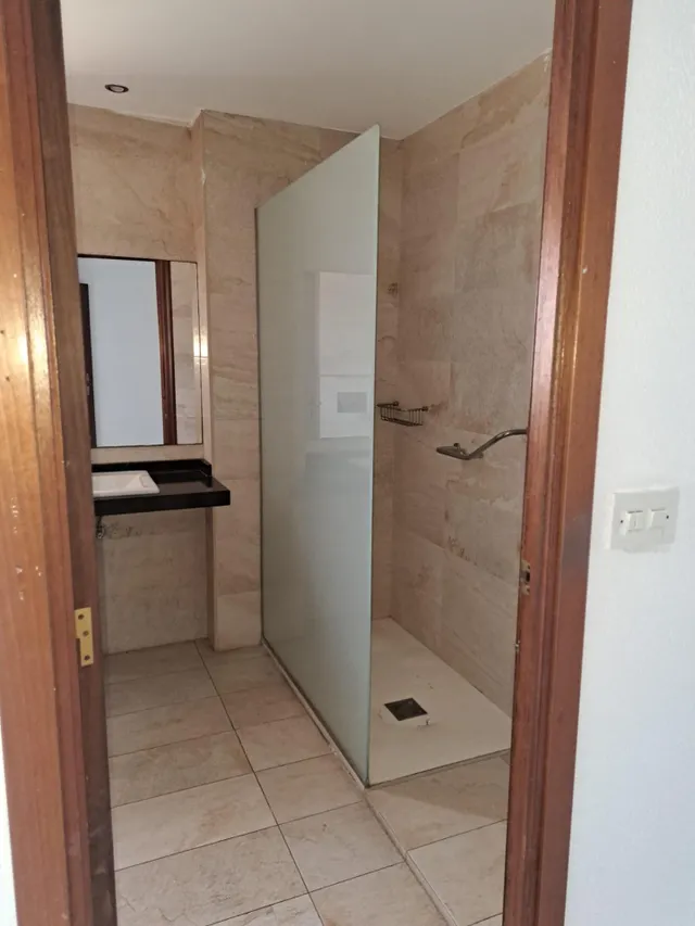 Amplio piso con 4 dormitorios y vistas al mar y Benidorm en zona Levante. — 23