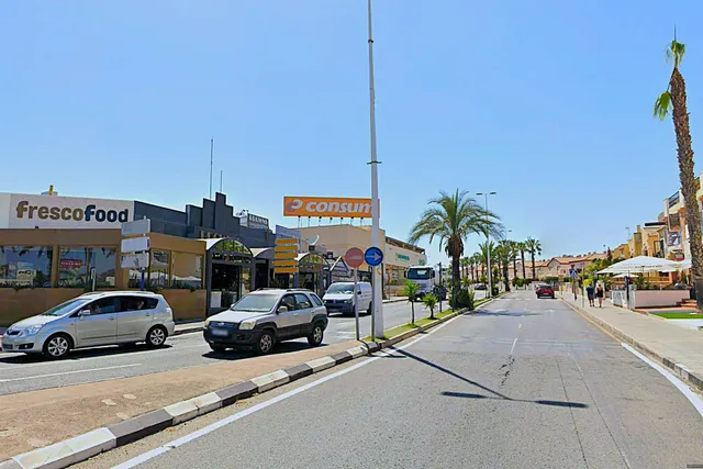 Casa adosada reformada y espaciosa de tres plantas (86 m2) con 3 dormitorios, 2 baños y 1 aseo. Terraza frente, piscina comunitaria, cerca del La Zenia Boulevard y a tan solo 650 m de Playa Flamenca — 40