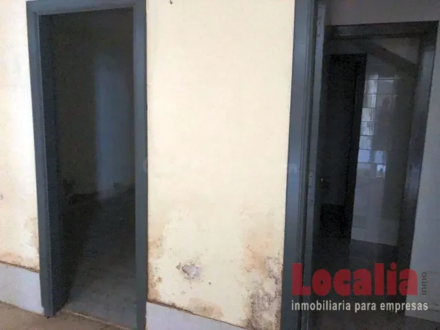 Amplio local comercial en Torrelavega, Cantabria. — 7