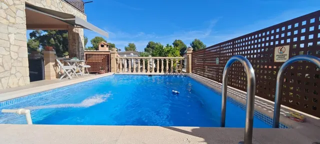 Espectacular Chalet Adosado con Piscina, Terrazas y Diseño Exclusivo — 4