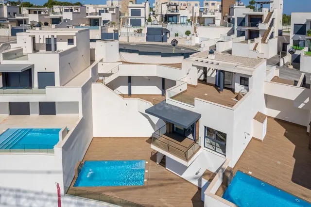 IMPRESIONANTE VILLA DE LUJO DE 3 DORMITORIOS CON PISCINA PRI - foto 2