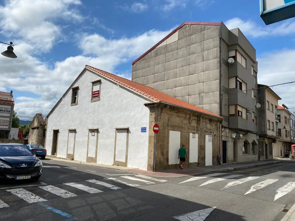 CASA CON TERRENO PARA REFORMAR EN PONTECESURES