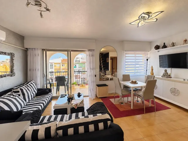 Apartamento con vistas al mar en venta en Torrevieja - foto 4