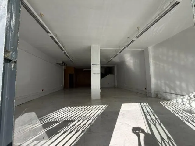 Amplio local comercial en alquiler con excelente visibilidad — 12