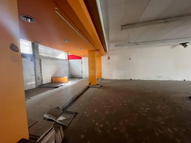 LOCAL EN VENTA EN LA ZONA COMERCIAL DE LLANÇÀ! - foto 3