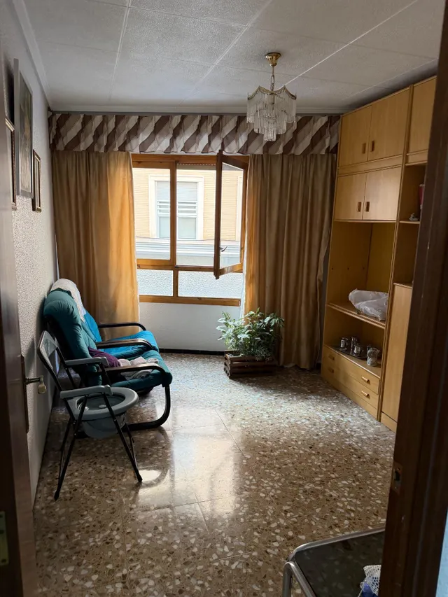 Piso con ascensor, 4 dormitorios, 2 baños, cocina 19 m2 con patio pisable, salon comedor, tres piezas a la calle. — 31