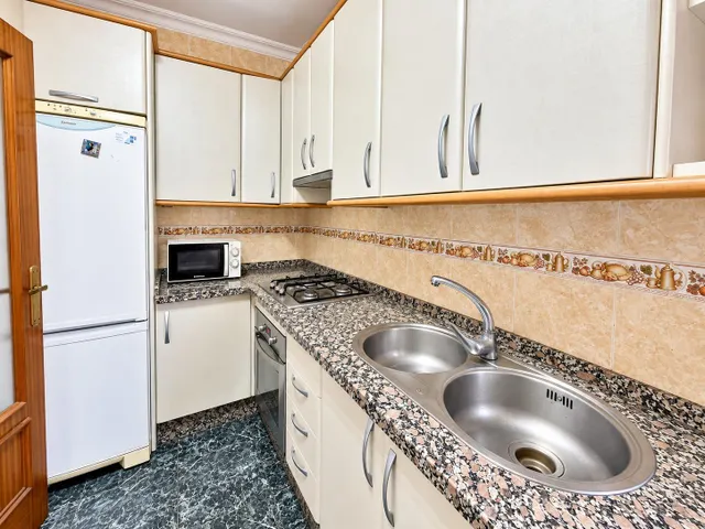 Piso en venta en avd. pablo iglesias, Almería – ideal para inversores  96.000€ — 12
