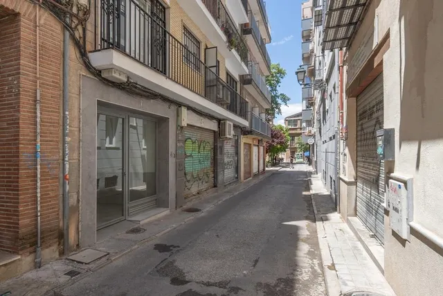 Piso en el centro de Granada, totalmente reformado con dos grandes dormitorios y un baño — 36