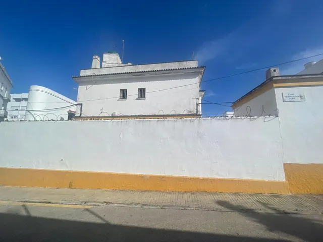 se vende suelo urbano centrico en Barbate — 4
