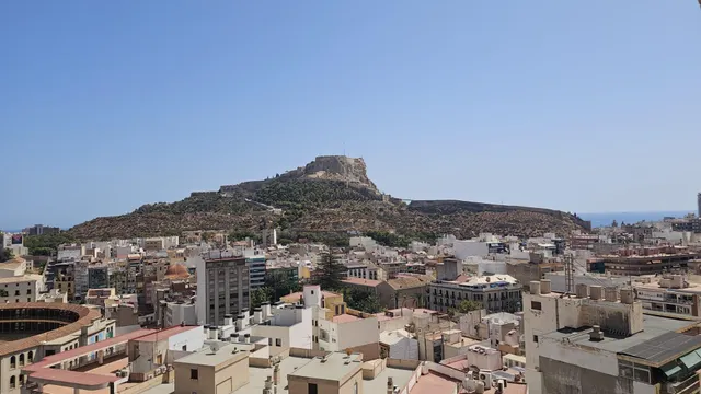 Amplia vivienda de 159 m2 con vistas panorámicas a los dos castillos de Alicante y plaza de garaje — 33