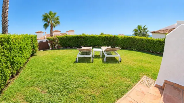 Apartamento de planta baja de esquina con 2 dormitorios con jardin y vistas parciales al mar — 3