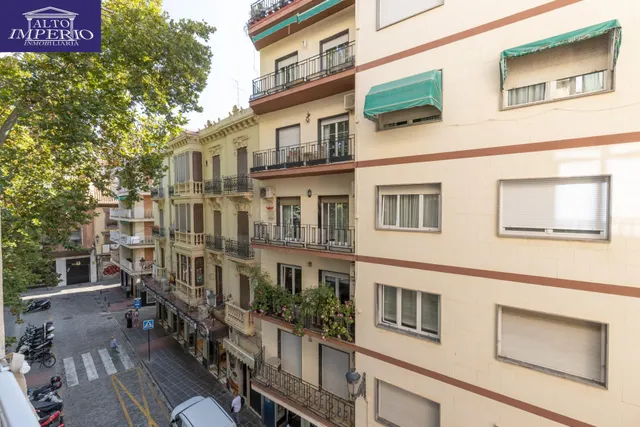 Piso en esquina con terraza y vistas a Plaza Mariana Pineda, Granada — 14