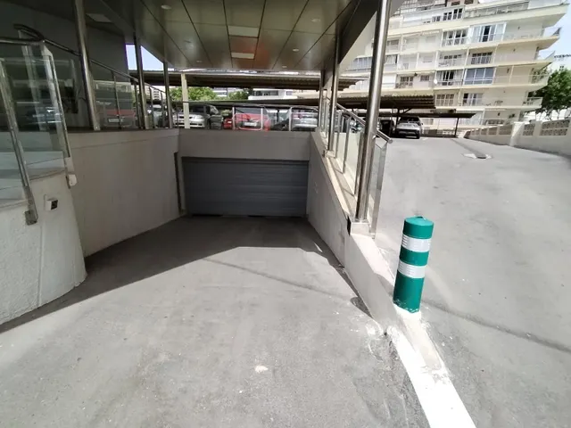 Apartamento de esquina con 2 dormitorios y terraza acristlada en 1 Linea playa Levante. — 31