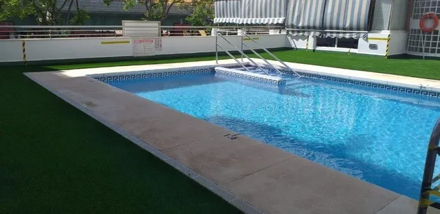 Piso de dos dormitorios con terraza y piscina en Los Boliches — 17