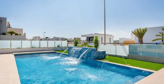 Descubre el lujo y el estilo en esta villa en Orihuela Costa - foto 2
