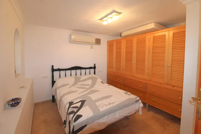 Chalet independiente con piscina privada, jardín y garaje en El Chaparral, Torrevieja — 25