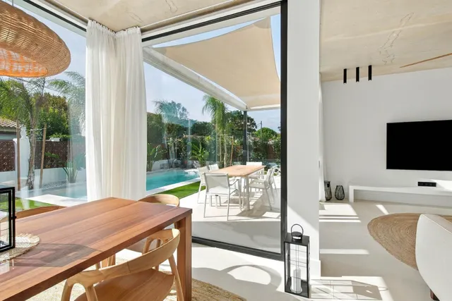 Exclusiva villa de diseño moderno con piscina privada, jardín, garaje y domótica avanzada — 15