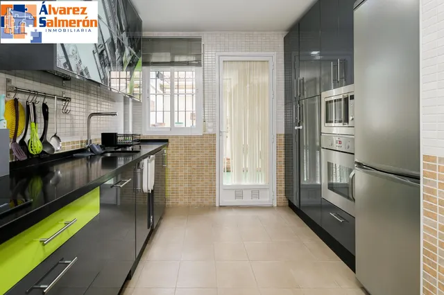 ¡Tu nuevo hogar te espera en Churriana de la Vega! Casa adosada con patio, garaje y futura parada de metro a pocos pasos. — 7