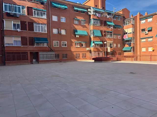 Poligono Residencial. Piso AMUEBLADO con 3 dormitorios y 2 baños . Piscina comunitaria. Garaje. — 18