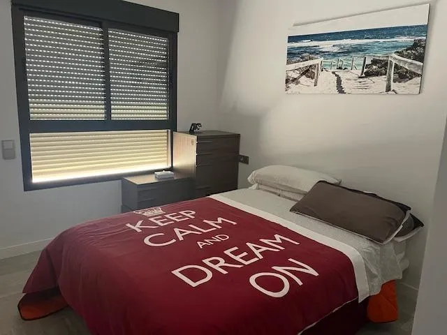 Alquiler todo el año, Apart. 1 dorm. de 90 m2, salón amplio y cocina con isla, reformado, vistas mar — 8