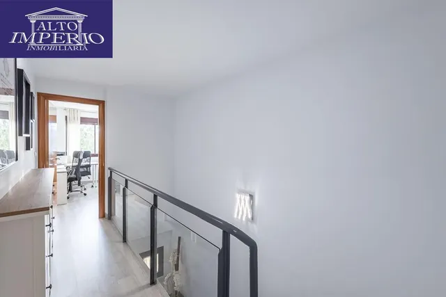 Amplia casa de 182 m2 con patio, gran sótano y a menos de 5 minutos del metro — 23
