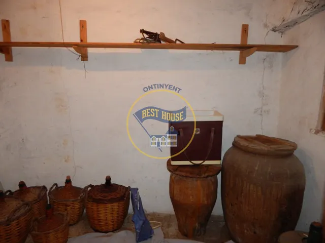 OPORTUNIDAD, AMPLIA CASA PARA REFORMAR EN AGULLENT — 18