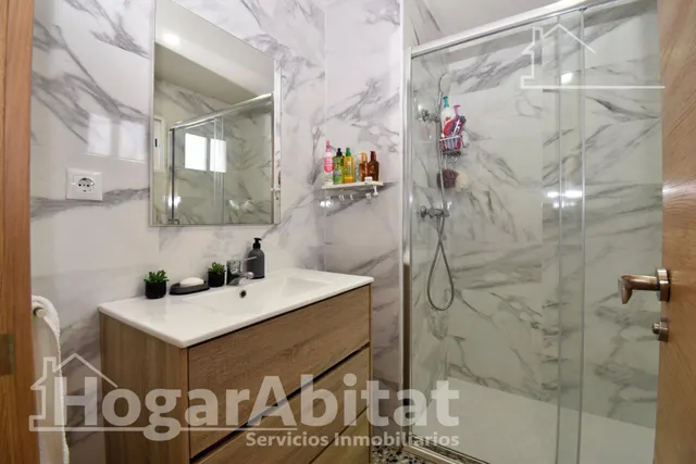 Amplitud y luz mediterránea en este piso totalmente reformado con terraza en Oliva — 31
