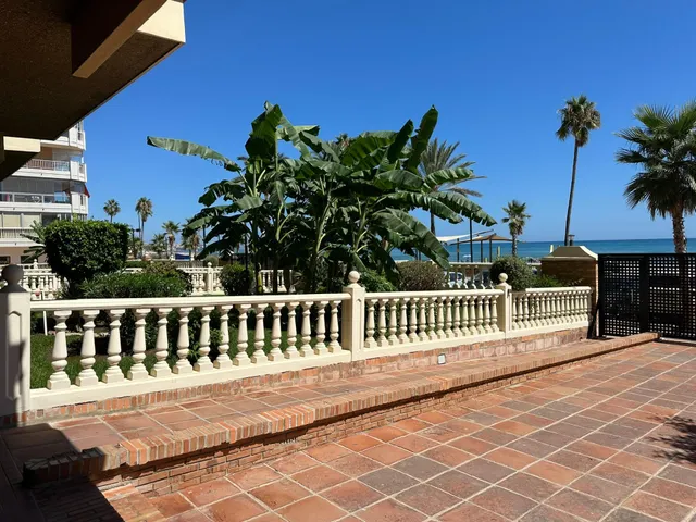 1ª Línea Playa Fuengirola - Super Atico 2 Dormitorios, Vistas al mar y Piscina, Gran Terraza, Sauna — 37