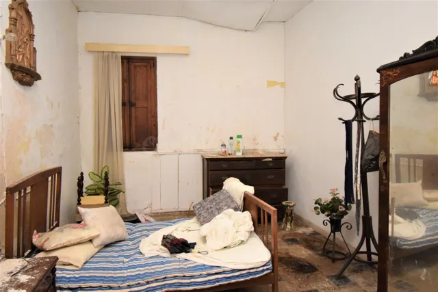 Casa de pueblo para reformar con dos accesos y gran potencia - foto 5