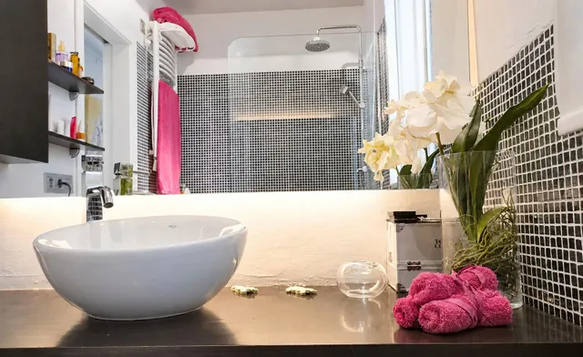 Piso único en Ruzafa con suite, bañera y techos altos. — 18