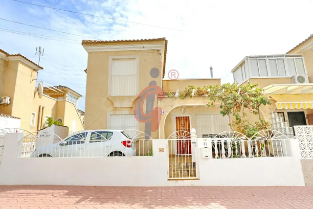 Espectacular bungalow en esquina con gran solárium, jardín privado y piscina en Guardamar del Segura — 2
