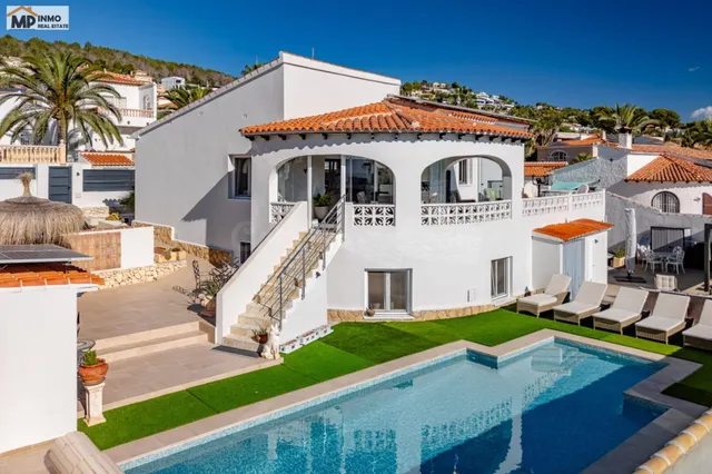 Villa moderna con apartamento de invitados y vistas al Peñón