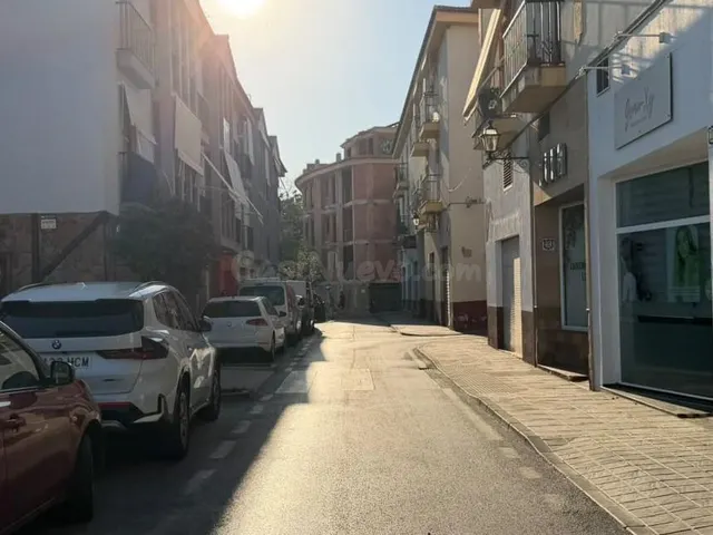 Plaza de garaje cerrada en el centro de La Zubia — 2
