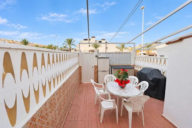Bungalow adosado de tres plantas con vistas al mar — 6