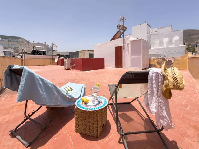 PISO BAJO DE 3 HAB. PATIO INTERIOR, SOLANA Y AZOTEA PRIVATIV