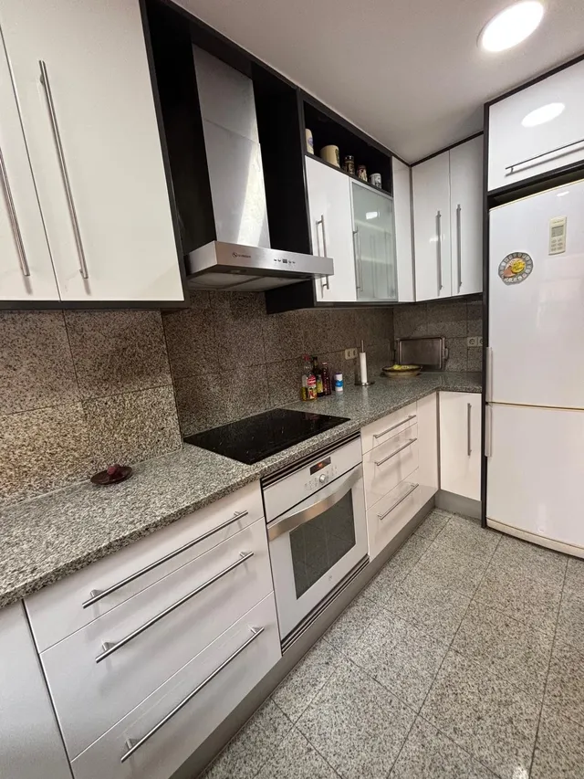 Espectacular Casa Unifamiliar con 2 Terrazas y Patio en el corazón de Hospitalet Centro — 11