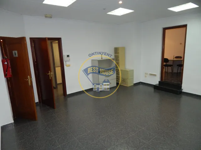 LOTE DE TRES LOCALES EN EL LLOMBO — 28