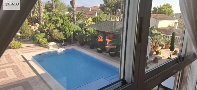 Elegante chalet con maravilloso jardín y vistas privilegiadas. — 45