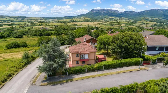 Chalet en urbanización con piscina - foto 2
