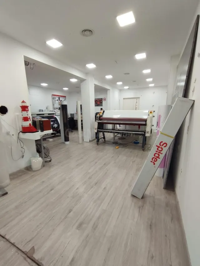 FANTÑSTICO LOCAL COMERCIAL INDUSTRIAL EN CORNELLÑ DEL LLOB