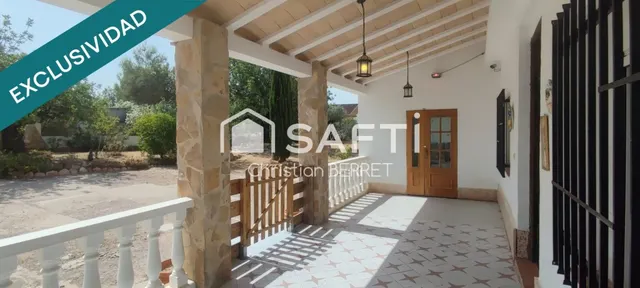 Chalet independiente con piscina y gran parcela. — 27