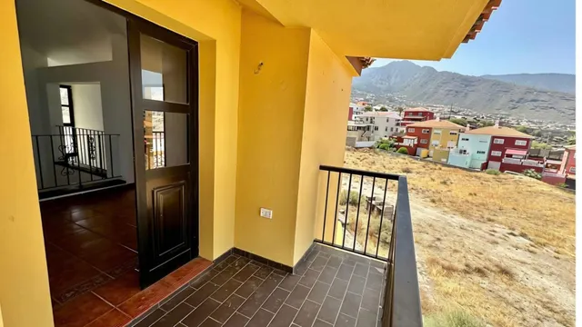 Chalet independiente con 5.318 m2 de parcela y vistas al mar en Candelaria — 48