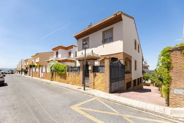 Chalet independiente con piscina privada en Barrio de Monachil – Vistas espectaculares y gran parcela. — 2