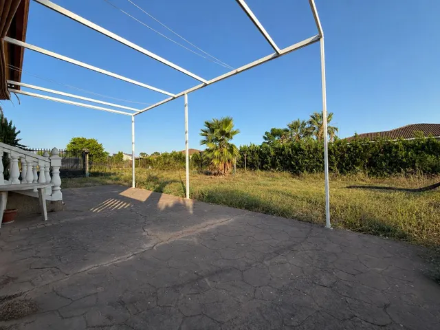 CASA INDEPENDIENTE CON 966 M/2 DE PARCELA EN NUEVO HIGUERON . — 48