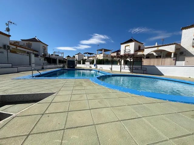 Oportunidad en Los Altos: Bungalow de 2 dormitorios con jardín privado y solárium — 23